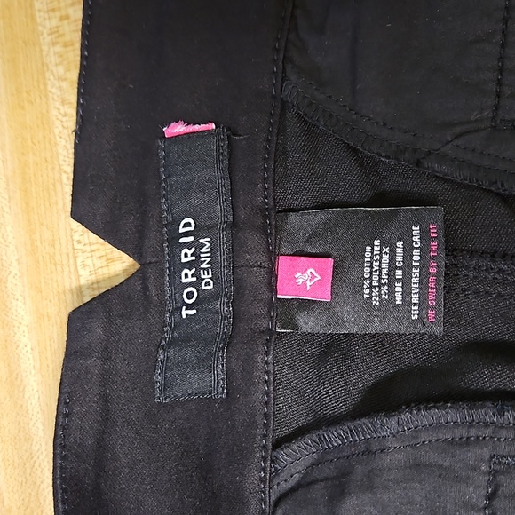 Women's Plus Size Capris - Picture 2 of 5